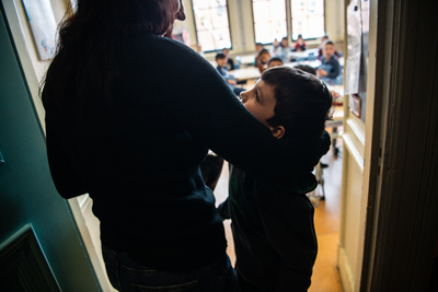 911123 Afbeelding van de eerste (Nederlandse) schooldag op de Taalschool in Utrecht voor de 8-jarige Mischa uit ...